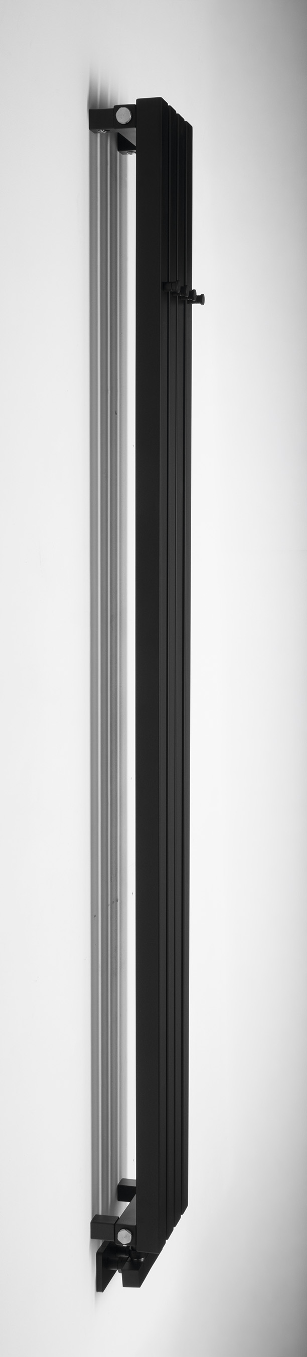 64267-ir247b-letizia-otopne-teleso-190x1800mm-cerna-mat-bok-c