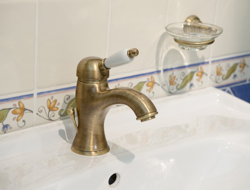 KIRKÉ WHITE stojánková umyvadlová baterie s výpustí, bílá páčka, bronz KI02BB