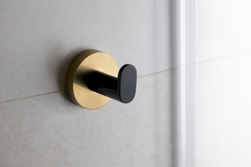 LARISSA háček, černá/zlato mat WS101BG