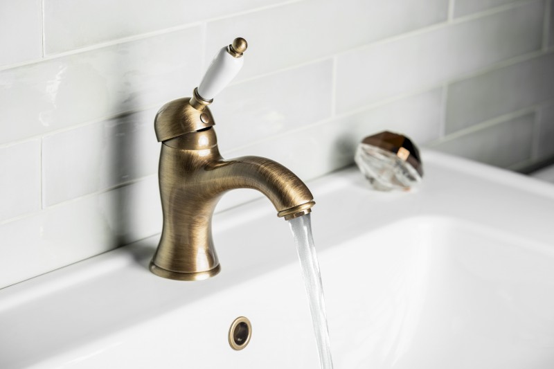 KIRKÉ WHITE stojánková umyvadlová baterie s výpustí, bílá páčka, bronz KI02BB