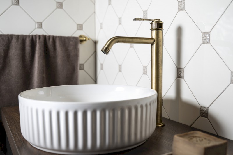 VERSI stojánková umyvadlová baterie vysoká, prodloužená hubice, bronz RV007/18