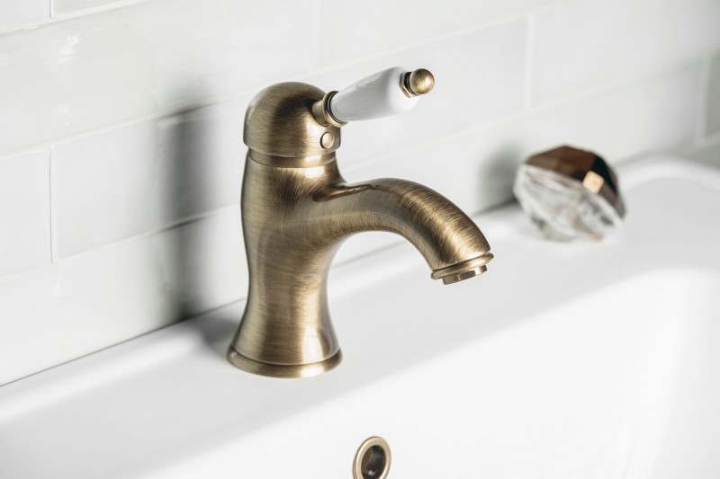 KIRKÉ WHITE stojánková umyvadlová baterie s výpustí, bílá páčka, bronz KI02BB