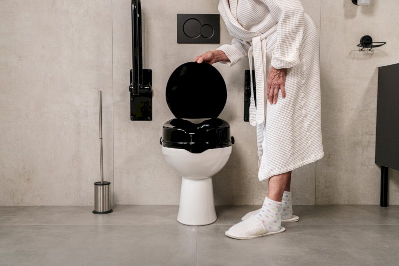 HANDICAP WC sedátko zvýšené 10cm, černá A0071010