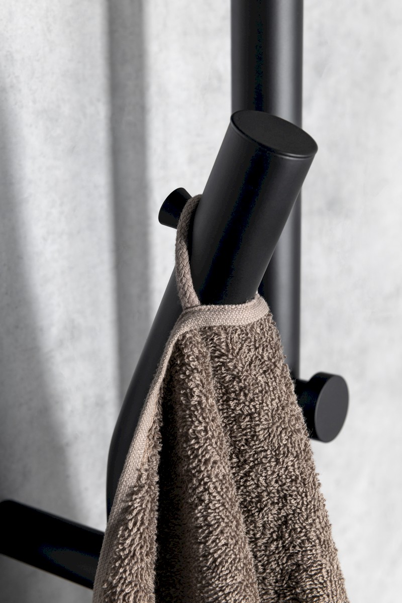 DUOPASSO elektrický sušák ručníků s časovačem, 122x1700mm, 45 W, černá mat ER330