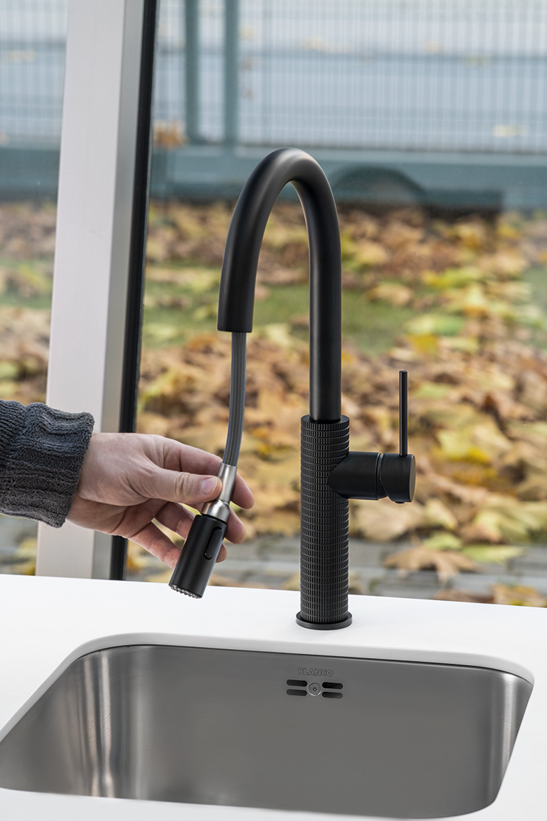 FLAWO stojánková dřezová baterie s výsuvnou sprškou, černá mat FR576B