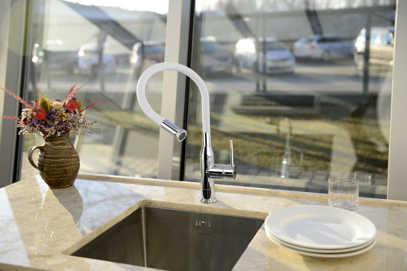 SILI stojánková dřezová baterie, flexibilní ramínko, bílá/chrom SR481