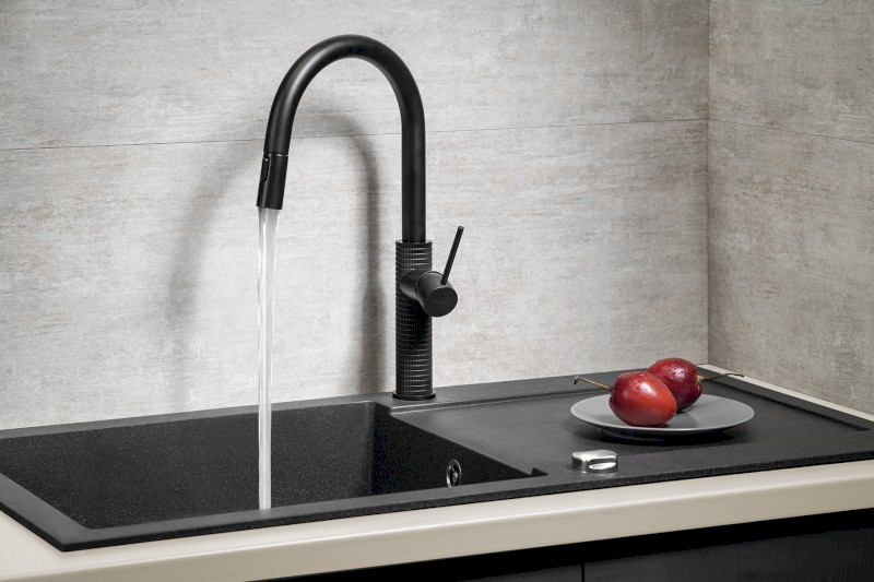 FLAWO stojánková dřezová baterie s výsuvnou sprškou, černá mat FR576B