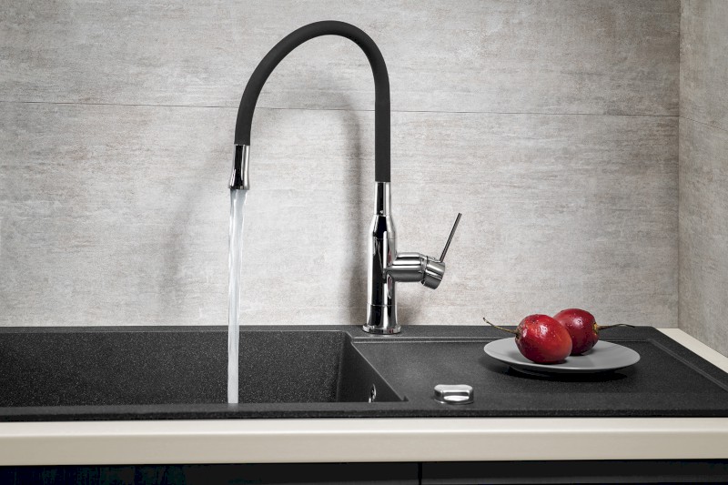 SILI stojánková dřezová baterie, flexibilní ramínko, černá/chrom SR426